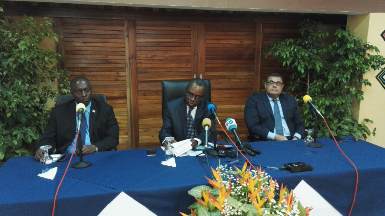 L’ambassadeur Lazare Makayat Safouesse, chef de la délégation du CPS de l’UA (au milieu) lors d’une conférence de presse