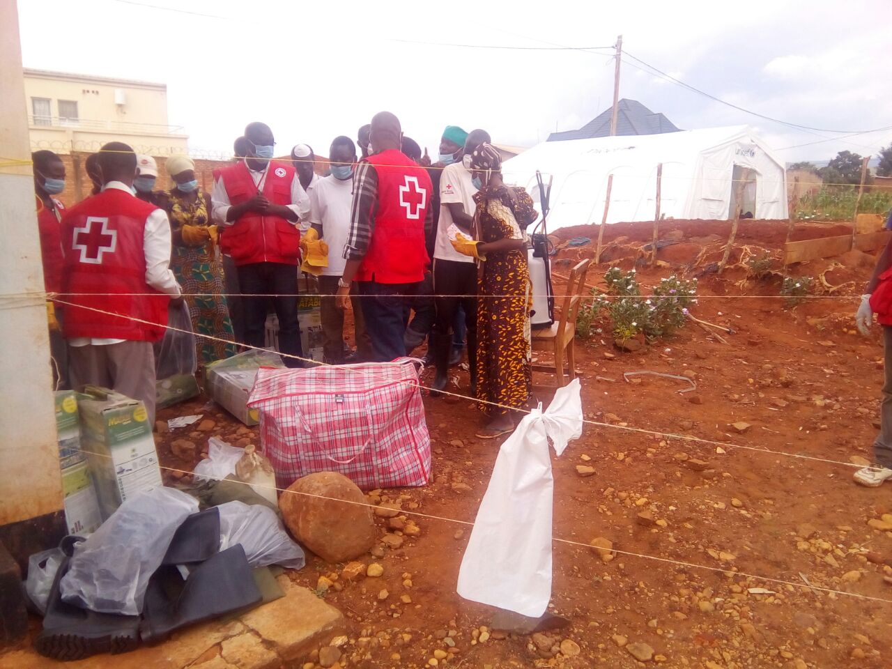 La Croix-Rouge désinfecte certains endroits à Rugombo