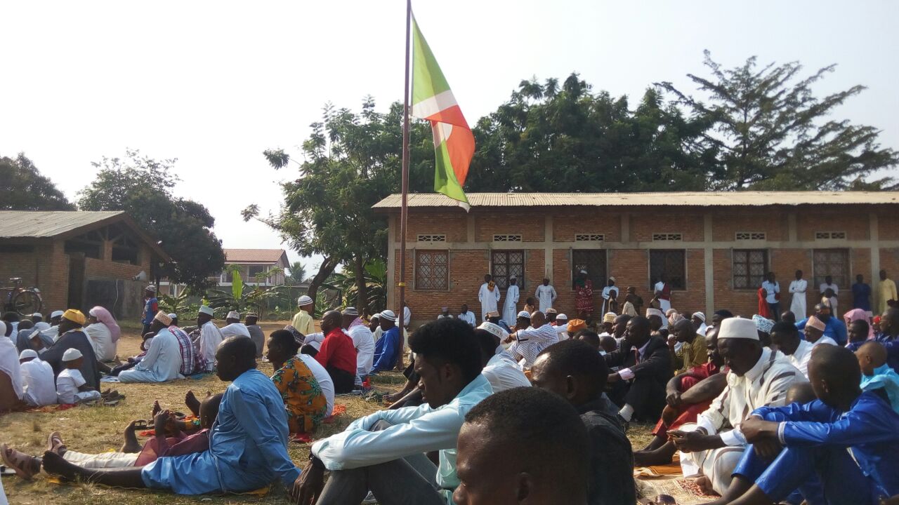 Les musulmans de Kibenga réunis dans la cour du Lycée communal 