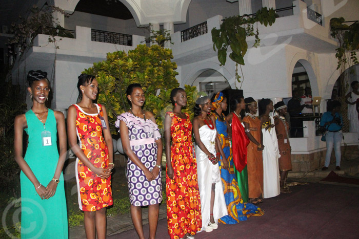 Dix des douze filles finalistes de Miss Burundi