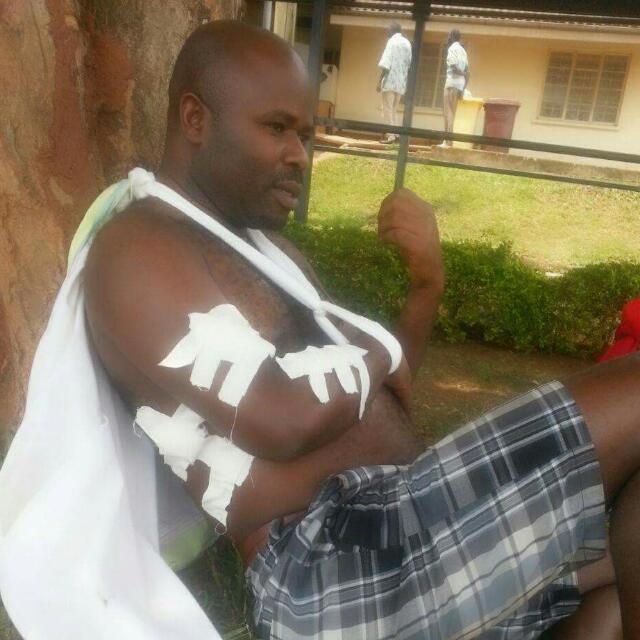 Boaz Ntaconayigize dans un dispensaire de Kampala  