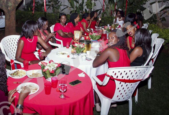 Au fond de la table, Yasmina Inamahoro-en robe blanche- était la reine de la soirée .