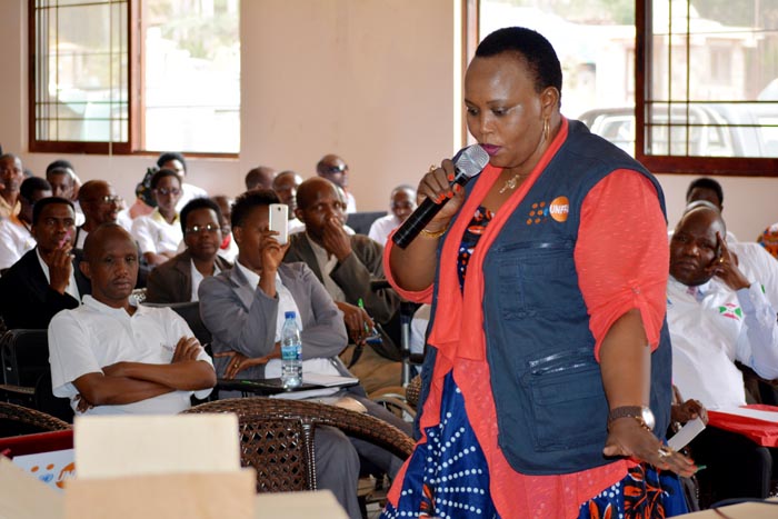 -Dr Yolande Magoyangi en train d’expliquer aux personnes avec handicaps les méthodes contraceptives