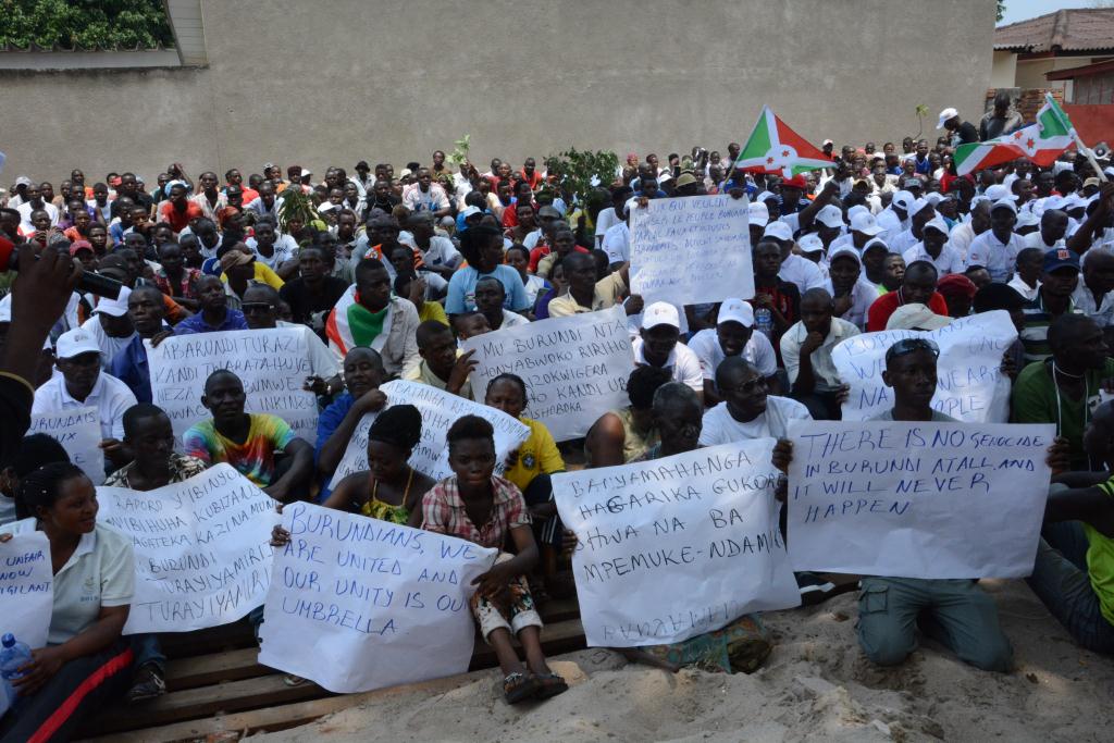 •Des manifestants brandissant des pancartes devant les bureau de l’OHCDH