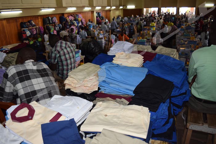 Parents et enfants achètent du matériel scolaire au palais des arts.