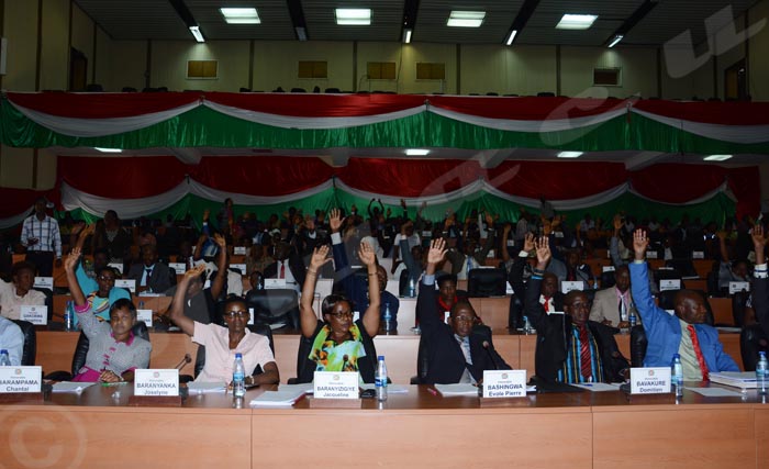 Les députés burundais approuvant le projet de loi portant retrait du Burundi du Statut de Rome, le traité fondateur de la CPI