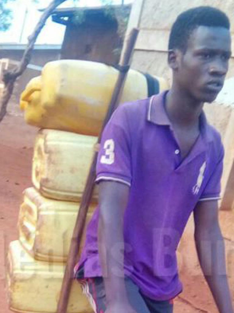 Un jeune homme à la recherche de l'eau potable