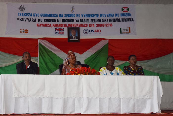 De gauche à droite, le gouverneur de la province Kayanza, la première dame, la ministre de la santé et la représentante de FNUAP, ont rehaussé les cérémonies.