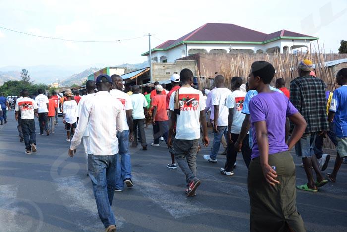 Mardi, 8 novembre 2016 - Environ 100 personnes membres de la société civile et des imbonerakure ont fait une marche manifestation de Jabe à Nyakabiga, en mémoire de Léonidas Misago, brûlé vif à Nyakabiga ©O.N/Iwacu