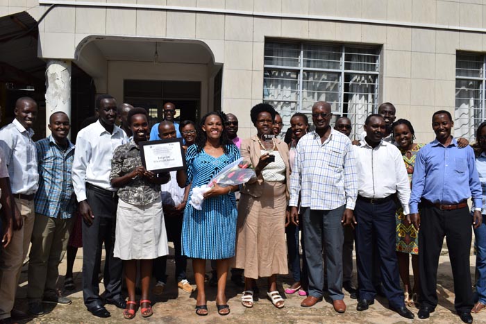 Au milieu, la représentante légale de FVS-AMADE BURUNDI (bouquet de fleur dans les mains) venant de présenter le prix à ses collègues.