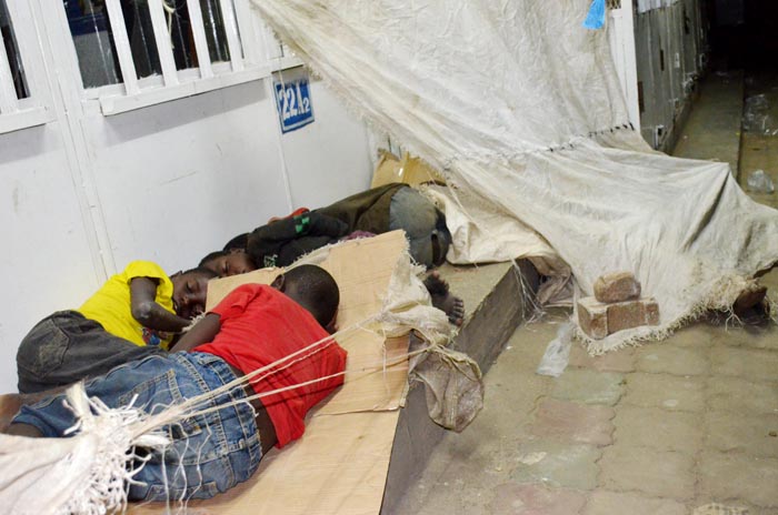 Des enfants dormant à la belle étoile au centre ville de Bujumbura.