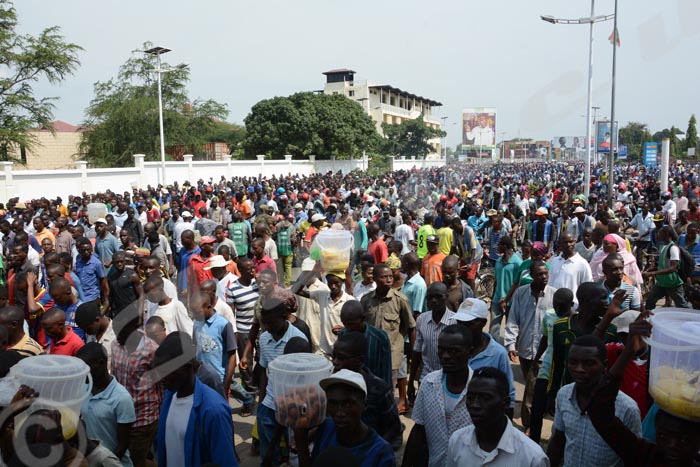 Des milliers de citadins manifestant ce samedi