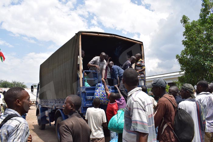 Lundi, 23 janvier 2017 - Un camion de la police transporte certains des 568 prisonniers libérés vers l'intérieur du pays ©R.N/ Iwacu