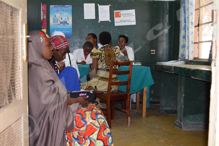 Les patients des maladies chroniques non transmissibles reçoivent des médicaments gratuitement (une file des patients à un hôpital)