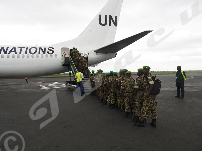 Des militaires du 40ème bataillon embarquent pour la Somalie.