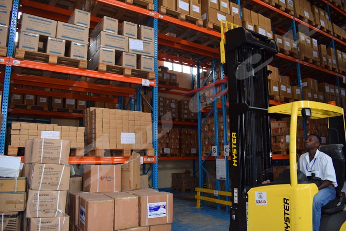 Hangar de stockage de la Camebu. Ici tous les médicaments sont conservés sur des palettes