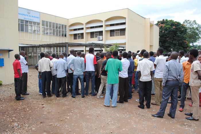 etudiants-devant-le-rectorat-copie