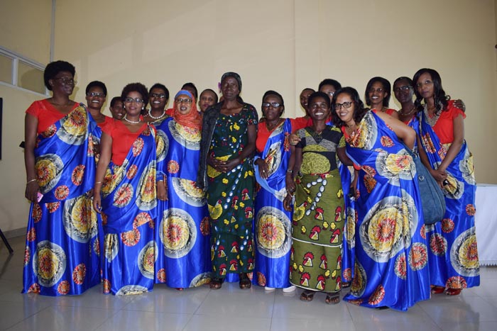 Photo de famille des femmes, membres du personnel du FIDA