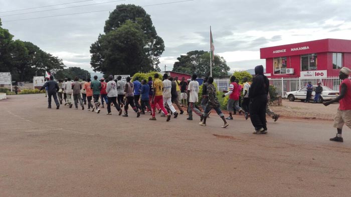 Des Imbonerakure en train de faire du sport au chef-lieu de la province Makamba.