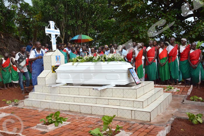 Le regard triste, les Batimbo du Groupe de tambourinaires de Gishora se recueillent devant le cercueil de leur mentorDes