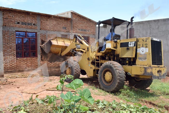 Un bulldozer passant à la destruction de la maison d'Emmanuel Bizimana 
