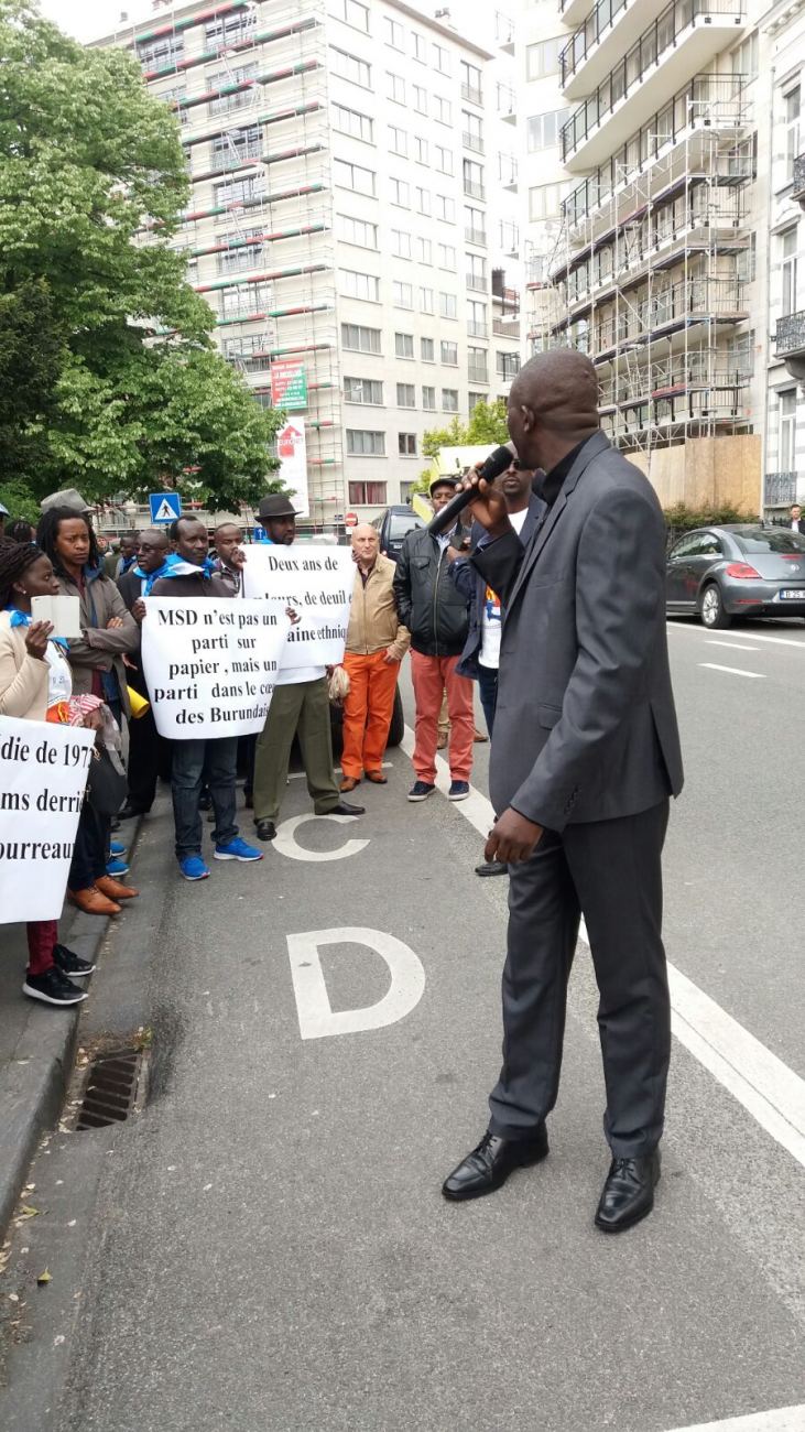 Des membres et des sympathisants du MSD devant l’ambassade du Burundi à Bruxelles