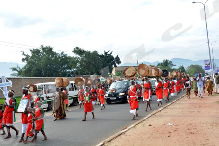 Des tambourinaires escortent le cercueil de l’icône burundais jusqu’à la Gare du nord