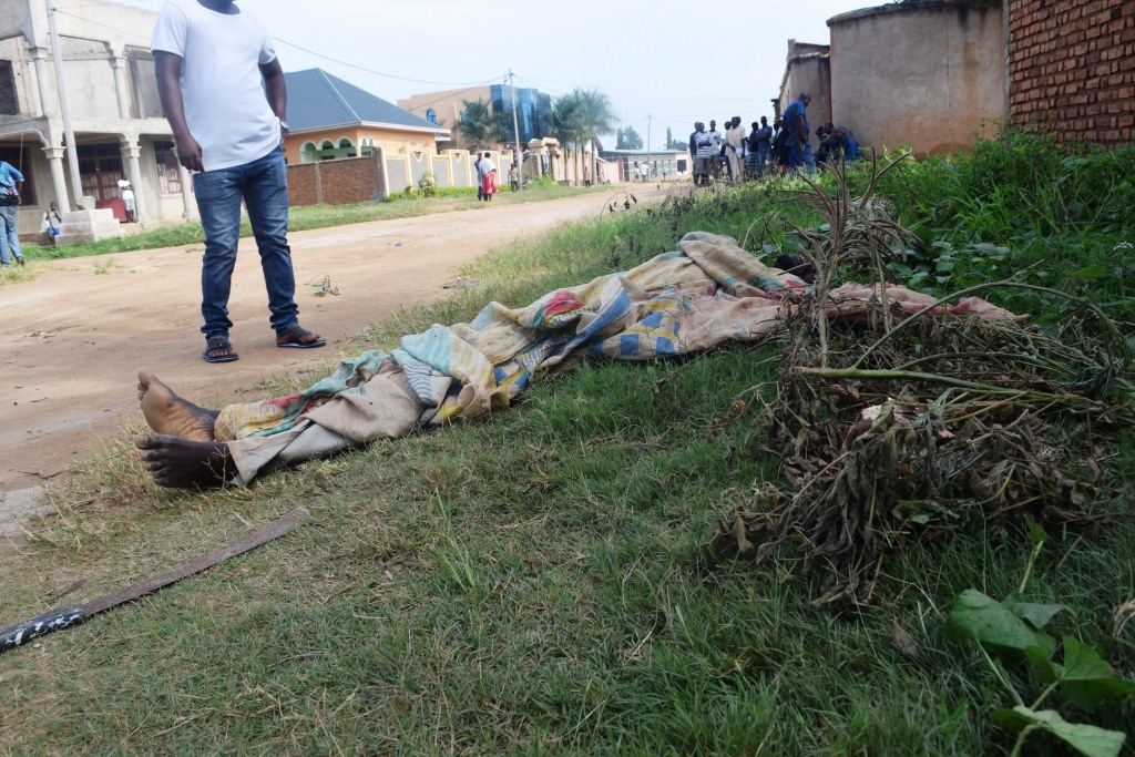 Le cadavre du bandit tué et la machette 