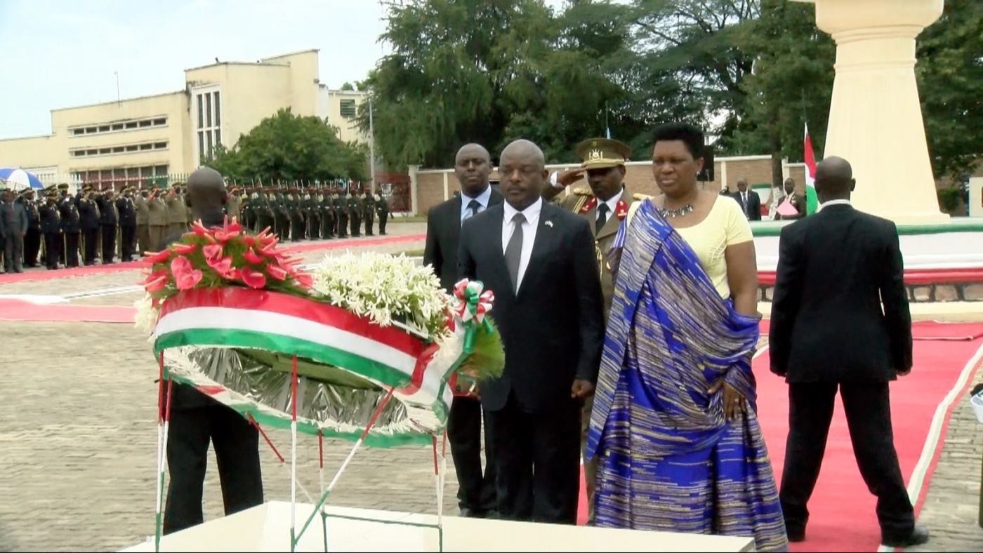 Le couple présidentiel se recueillant sur le sépulcre du président Cyprien Ntaryamira après le dépôt d’une gerbe de fleurs 