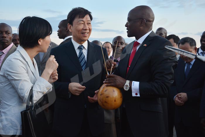 Gaston Sindimwo, premier vice-président burundais explique à Li Yuanchao à quoi servait une telle calebasse dans le Burundi traditionnel