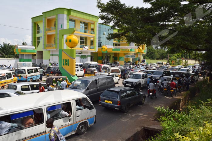 Des véhicules faisant la queue à la station Kinindo city oil en attente du carburant. 