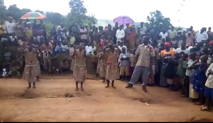 Des filles en uniforme du parti Cndd-Fdd en train de danser