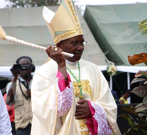 Le nouvel archevêque de Bujumbura bénit les chrétiens, samedi le 5 mai 2018   