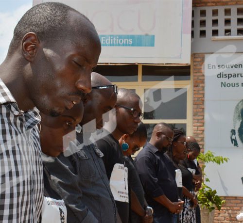 Pierre-Claver Banyankiye, un journaliste d'Iwacu adresse une prière à Dieu au nom de tout le groupe. Photo prise dans les enceintes d'Iwacu le 22 juillet 2018 ©Onesphore Nibigira/Iwacu