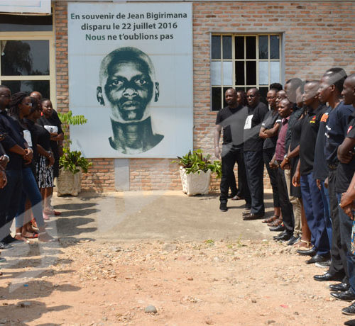 Recueillement des journalistes d'Iwacu devant le portrait de Jen Bigirimana en sa mémoire. Photo prise dans les enceintes d'Iwacu le 22 juillet 2018 ©Onesphore Nibigira/Iwacu