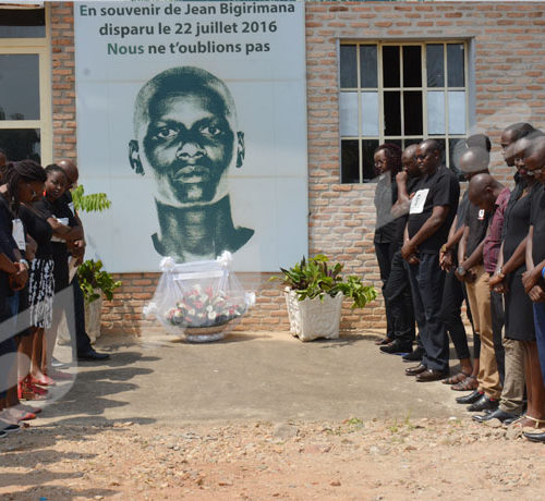 Des journalistes d'Iwacu pendant la prière après le dépôt de la gerbe de fleurs.Photo prise dans les enceintes d'Iwacu le 22 juillet 2018 ©Onesphore Nibigira/Iwacu 