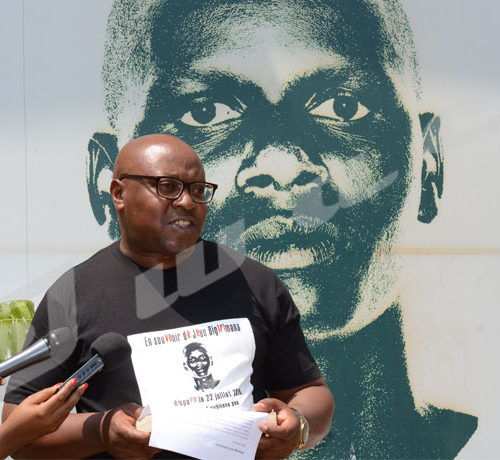 Léandre Sikuyavuga, directeur des rédactions, lit le message du directeur des publications, invitant les journalistes d'Iwacu à toujours rester professionnels et debout. Photo prise dans les enceintes d'Iwacu le 22 juillet 2018 ©Onesphore Nibigira/Iwacu