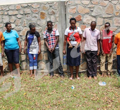 Mardi, 28 août 2018 - 10 bandits à main armée sont détenus au Service national de renseignement. Deux voiture et le matériel qu'ils utilisent ont été saisis ©Onesphore Nibigira/Iwacu