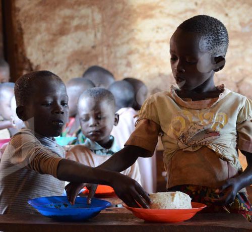 Mercredi 24 octore 2018 - Grâce au programme des cantines scolaires endogènes du PAM, les bénéficiaires ne s’absentent pas à l’école. Les cas d’abandon scolaire ont diminué considérablement. Au cours de l’année scolaire 2017-2018, l’école primaire de Cuzwe située en commune Rugombo de la province Cibitoke a enregistré un seul cas ©Égide Nikiza