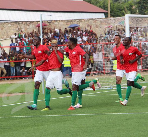 Mardi, 24 octobre 2018- Match nul (1-1) entre le Burundi (en rouge) et le Mali,à Bujumbura, lors de la 4ème journée des matchs comptant pour les éliminatoires de la CAN 2019. Allégresse après un but d'Abdoul Razak Fiston (cheveux avec teinture) Onesphore Nibigira/Iwacu