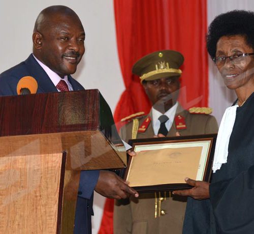 Mardi, 2 octobre 2018 - Le président burundais Pierre Nkurunziza a primé les travailleurs du secteur judiciaire qui se sont démarqués. C'était lors de la rentrée judiciaire 2018-2019 à l'hémicycle de Kigobe ©Édouard Nkurunziza/Iwacu