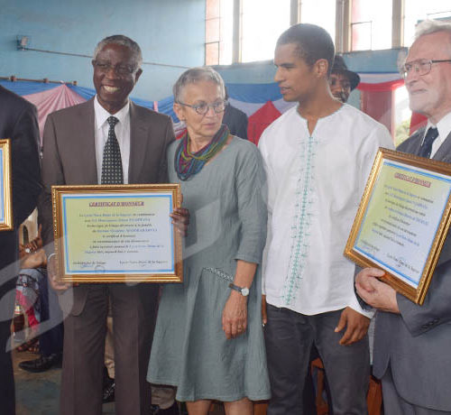 Samedi, 10 novembre 2018- Lors de la célébration de ses 60 ans, le lycée Notre Dame de la Sagesse donne des certificats d'honneur à ceux qui ont beaucoup contribué pour l'école. ©Edouard Nkurunziza/Iwacu