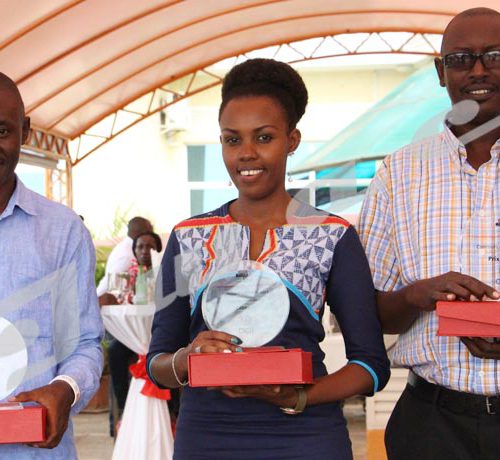 Vendredi, 23 novembre 2018 - Clarisse Shaka, journaliste d'Iwacu remporte le prix média organisé par le CICR Burundi à l'endroit des journalistes. Avec une note de 16,5 sur 20, la journaliste a concouru dans la catégorie presse écrite. Dans la section radio, le gagnant est Ferdinand Bahwa de CCIB FM+ (gauche), tandis que Richard Ngendakuriyo de Nderagakura a eu la mention spéciale. Les cérémonies ont eu lieu à l'hôtel Belair ©Onesphore Nibigira/Iwacu