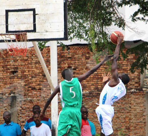 Dimanche, 11 novembre 2018 - Lors de la première journée du championnat corporatif de basketball, Dynamo a battu Akayazwe par 75-65 chez les plus de 40 ans ©Onesphore Nibigira/Iwacu