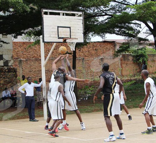 Dimanche, 11 novembre 2018 - Lors de la première journée du championnat corporatif de basketball, Techno a battu Gymkhana par 75-63 chez les plus de 40 ans ©Onesphore Nibigira/Iwacu