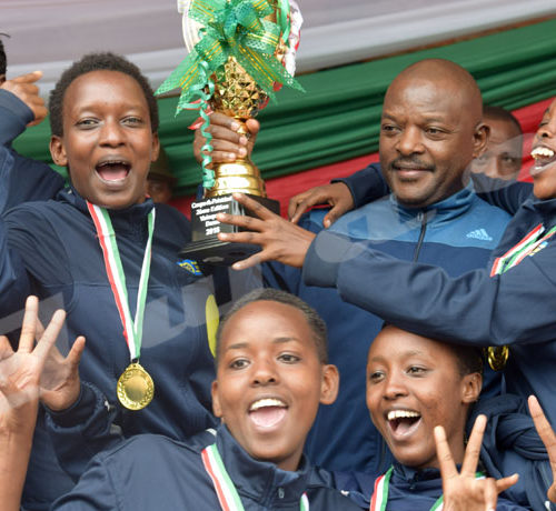  L'équipe Berco Star pose avec le président Pierre Nkurunziza après avoir remporté la coupe du Président (basketball). Quelle liesse!  Elle a battu les Gazelles le samedi 22 décembre à Gitega. ©Hervé Mugisha/Iwacu