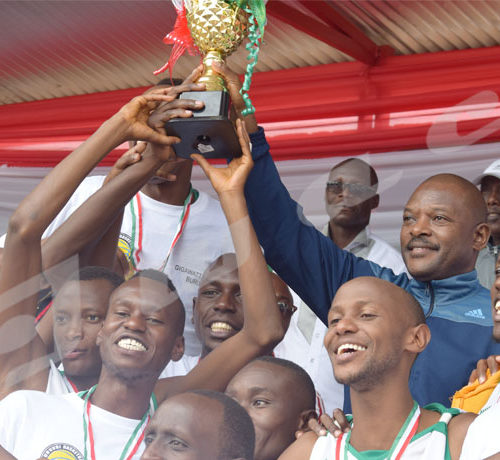 Coupe en mains, l'équipe Dynamo pose avec le président Pierre Nkurunziza après avoir remporté la coupe du Président au basketball. La joie est immense.  Elle a battu Urunani le samedi 22 décembre à Gitega. ©Hervé Mugisha/Iwacu