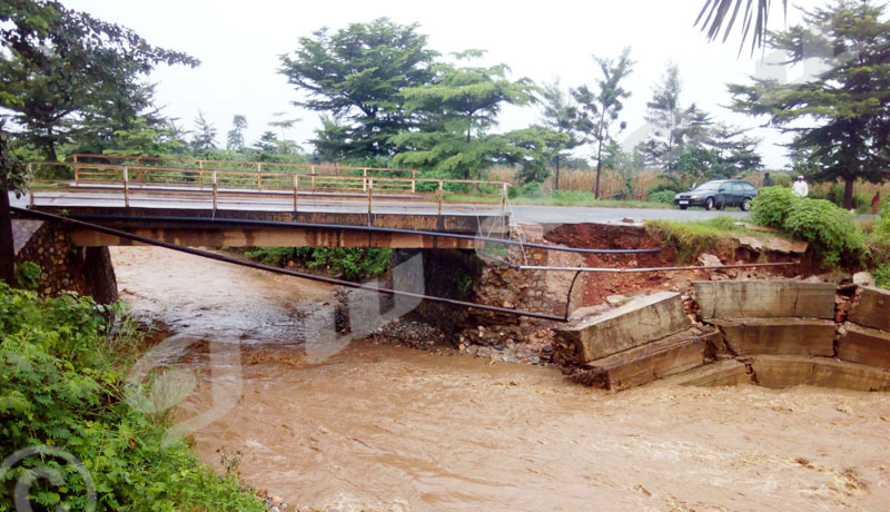 Mutimbuzi : le pont sur la rivière Murago peut céder à tout moment