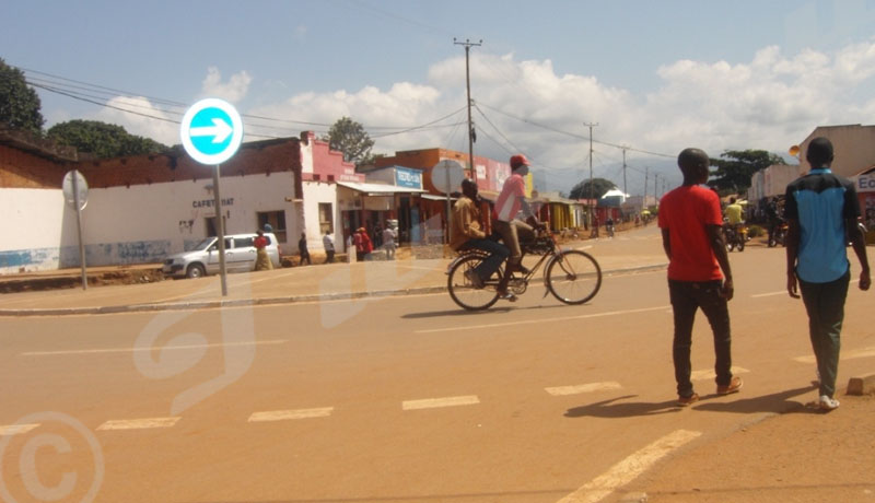 Nyanza-lac : Des jeunes se regardent en chiens de faïence