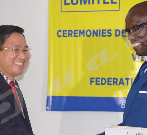 Poignée de mains entre Nguyen Huy Tan, DG de Viettel Burundi et RévérienNdikuriyo, président de la Fédération Burundaise de Football (FFB) après la signature d’un contrat de sponsor de 170 millions BIF. C’était le jeudi 10 janvier, à Nonara Beach ©Hervé Mugisha/Iwacu